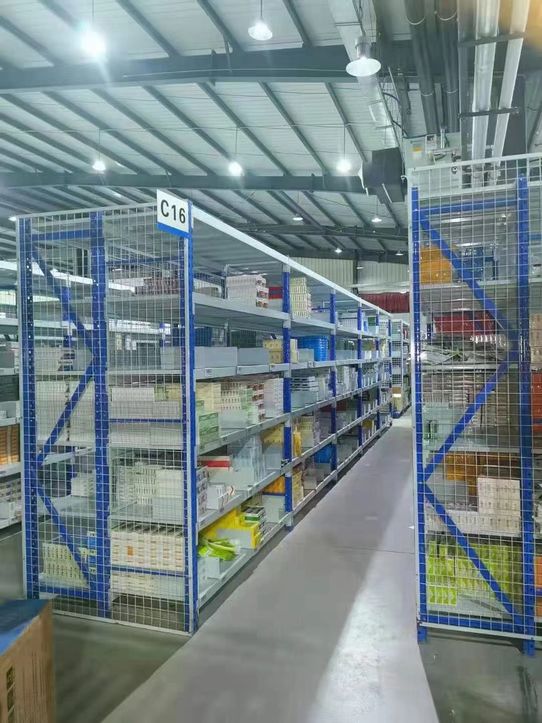 1726900758680895.jpg 帶層網(wǎng)的貨架.jpg